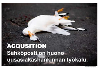 Sähköinen kanava mahdollistaa suoran asiakkuuden, vaikka kuluttaja ostaa jakelukanavan kauttaAsiakastiedon saatavuus on haasteena epäsuorissa asiakkuuksissaSuoran asiakassuhteen luomiseksi on hyödynnettävä vaihtoehtoisia kanaviaSosiaalisten mallien hyödyntäminen verkkokanavassa mahdollistaa asiakasymmärryksen merkittävän lisäämisen ja suoran asiakassuhteen luomisen