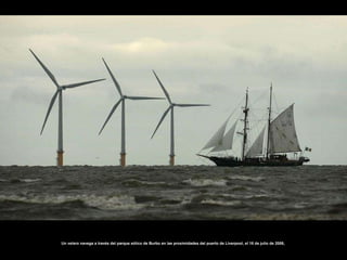 Un velero navega a través del parque eólico de Burbo en las proximidades del puerto de Liverpool, el 18 de julio de 2008,  