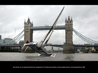 Ben Ainslie, con el catamarán Extreme 40, navegando por el Támesis para celebrar su triple medalla olímpica, el 5 de septiembre de  2008  