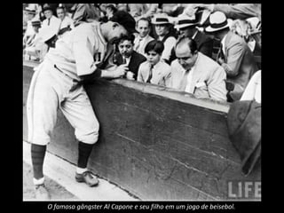 O famoso gângster Al Capone e seu filho em um jogo de beisebol.
 