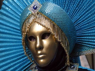 A gente tropeça sempre nas pedras pequenas,porque as  grandes a gente logo enxerga.  