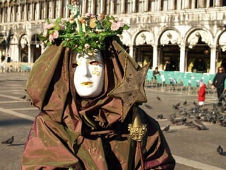 O sábio sabe o que fala. O tolo fala o que sabe! 