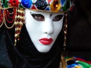 A honra não consiste em não cair nunca,mas em levantar cada vez Que se cai. 