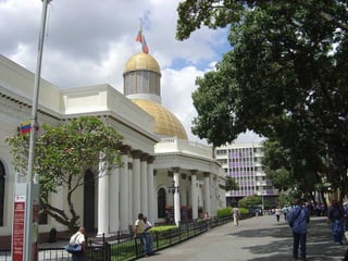 El Palacio Federal Legislativo, sede del
Congreso venezolano, llamado también el
Capitolio de Caracas, es un edificio de cúpula
dorada está declarado Patrimonio Nacional,
por lo que es un referente turístico de la
ciudad de Caracas, se encuentra ubicado en
la Avenida Universidad frente a la Plaza
Bolivar.
 