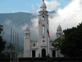 El Panteón Nacional ubicado en la ciudad de
Caracas es el mausoleo y el más elevado altar
de la Patria venezolana donde reposan los
restos de los personajes más ilustres y
destacados de la nación. Éste se encuentra
localizado en la parroquia Altagracia de
Caracas y fue declarado Monumento
Nacional en el año 2002.
 