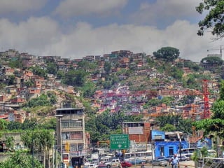 Caracas (Venezuela). Ranchos.
Caracas comparte algunas de las características de las ciudades latinoamericanas (como Bogotá o Río
de Janeiro).
Densamente poblada y con un espacio limitado por estar rodeada de montañas, la ciudad ha crecido
de forma vertical.
Los altos edificios de oficinas y apartamentos ocupan gran parte del centro y este de la ciudad. La zona
financiera de
Caracas se encuentra ubicada en El Rosal, donde abundan los rascacielos y altos edificios de oficinas;
allí tienen su
sede importantes empresas nacionales e internacionales, sin embargo en el centro de Caracas es
donde se encuentra
la sede del Banco Mercantil, Banco Provincial y Banco de Venezuela tres de los cuatro bancos más
importantes del país
además de albergar la sede del Banco Central de Venezuela.
Otro aspecto muy resaltante es la cantidad de personas que viven en infraviviendas encaramadas en
las montañas que
rodean la ciudad. Este tipo de viviendas son denominada ranchos, construidas improvisadamente, sin
ninguna
planificación oficial, con deficiencias y con materiales poco adecuados, marcando una diferencia entre
los que viven
en el centro del valle.
 
