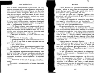 LYGIA FAGUNDES TELLES                                               MISTÉRIOS


tígios da morte. Foram andando vagarosamente pela longa             — Sabe, Ricardo, acho que você é mesmo meio glingue-
alameda banhada de sol. Os passos de ambos ressoavam so-       glongue... Apesar de tudo, tenho às vezes saudade daquele
noros como uma estranha música feita do som das folhas         (empo. Que ano aquele. Palavra que quando penso não en-
secas trituradas sobre os pedregulhos. Amuada mas obediente,   tendo até hoje como aguentei tanto. Um ano!
ela se deixava conduzir como uma criança. Às vezes mostra           — É que você tinha lido A Dama das Camélias, ficou
va certa curiosidade por uma ou outra sepultura com os páli    assim toda frágil, toda sentimental. E agora? Que romance
dos medalhões de retratos esmaltados.                          você está lendo agora?
     — É imenso, hem? E tão miserável, nunca vi um cemi-            — Nenhum — respondeu ela franzindo os lábios. Dete-
tério mais miserável, é deprimente — exclamou ela, atirando    ve-se para ler a inscrição de uma laje despedaçada: — A
a ponta do cigarro na direção de um anjinho de c b ç dece
                                                 a ea          minha querida esposa, eternas saudades. — Fez um muxoxo.
pada. — Vamos embora, Ricardo, chega.                          — Pois sim. Durou pouco essa eternidade.
     — Ah, Raquel, olha um pouco para esta tarde! Depri-            Ele atirou o pedregulho num canteiro ressequido.
mente por quê? Não sei onde foi que eu li, a beleza não esta        — Mas é esse abandono na morte que faz o encanto
nem na luz da manhã nem na sombra da noite, está no cie        disto. Não se encontra mais a menor intervenção dos vivos,
púsculo, nesse meio-tom, nessa incerteza. Estou-lhe dando      a estúpida intervenção dos vivos. Veja — disse, apontando
um crepúsculo numa bandeja e você se queixa.                   uma sepultura fendida, a erva daninha brotando insólita de
     — Não gosto de cemitério, já disse. E ainda mais cemi-    dentro da fenda — o musgo já cobriu o nome na pedra. Por
tério pobre.                                                   cima do musgo, ainda virão as raízes, depois as folhas... Esta
     Delicadamente ele beijou-lhe a mão.                       a morte perfeita, nem lembrança, nem saudade, nem o nome
     — Você prometeu dar um fim de tarde a este seu escravo.   sequer. Nem isso.
     — E, mas fiz mal. Pode ser muito engraçado, mas não             Ela aconchegou-se mais a ele. Bocejou.
quero me arriscar mais.                                              — Está bem, mas agora vamos embora que já me diverti
     — Ele é tão rico assim?                                    muito, faz tempo que não me divirto tanto, só mesmo um
     — Riquíssimo. Vai me levar agora numa viagem fabu-        cara como você podia me fazer divertir assim. — Deu-lhe
losa até o Oriente. Já ouviu falar no Oriente? Vamos até o      um beijo rápido na face. — Chega, Ricardo, quero ir embora.
Oriente, meu caro...                                                 — Mais alguns passos...
     Ele apanhou um pedregulho e fechou-o na mão. A pe-              — Mas este cemitério não acaba mais, já andamos qui-
quenina rede de rugas voltou a se estender em redor dos seus    lómetros! — Olhou para trás. — Nunca andei tanto, Ricardo,
olhos. A fisionomia, tão aberta e lisa, repentinamente ficou    vou ficar exausta.
envelhecida. Mas logo o sorriso reapareceu e as rugazinhas           — A boa vida te deixou preguiçosa? Que feio — la-
sumiram.                                                        mentou ele, empurrando-a para a frente. — Dobrando esta
     — Eu t m é te levei um dia para passear de barco,
              a bm                                              alameda, fica o jazigo da minha gente, é de lá que se vê o
lembra?                                                         pôr-do-sol. — E tomando-a pela cintura: — Sabe, Raquel,
     Recostando a c b ç no ombro do homem, ela retardou
                     a ea                                       andei muitas vezes por aqui de mãos dadas com minha pri-
0 passo.                                                        ma. Tínhamos então doze anos. Todos os domingos minha

                           208                                                            209
 