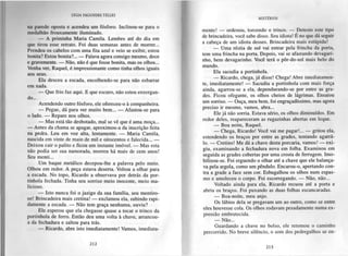 I.YGIA FAGUNDES TELLES
                                                                                         MISTÉRIOS

na parede oposta e acendeu um fósforo. Inclinou-se para o      mente! — ordenou, torcendo o trinco. — Detesto este tipo
medalhão frouxamente iluminado.                                de brincadeira, você sabe disso. Seu idiota! E no que dá seguir
      — A priminha Maria Camila. Lembro até do dia em          a cabeça de um idiota desses. Brincadeira mais estúpida!
que tirou esse retrato. Foi duas semanas antes de morrer...          — Uma réstia de sol vai entrar pela frincha da porta,
Prendeu os cabelos com uma fita azul e veio se exibir, estou   tem uma frincha na porta. Depois, vai se afastando devagari-
bonita? Estou bonita?... — Falava agora consigo mesmo, doce
e gravemente. — Não, não é que fosse bonita, mas os olhos...   nho, bem devagarinho. Você terá o pôr-do-sol mais belo do
Venha ver, Raquel, é impressionante como tinha olhos iguais    mundo.
aos seus.                                                            Ela sacudia a portinhola.
      Ela desceu a escada, encolhendo-se para não esbarrar           — Ricardo, chega, já disse! Chega! Abre imediatamen-
em nada.                                                       te, imediatamente! — Sacudiu a portinhola com mais força
      — Que frio faz aqui. E que escuro, não estou enxergan-   ainda, agarrou-se a ela, dependurando-se por entre as gra-
do...                                                          des. Ficou ofegante, os olhos cheios de lágrimas. Ensaiou
      Acendendo outro fósforo, ele ofereceu-o à companheira.   um sorriso. — Ouça, meu bem, foi engraçadíssimo, mas agora
      — Pegue, dá para ver muito bem... — Afastou-se para      preciso ir mesmo, vamos, abra...
o lado. — Repare nos olhos.                                          Ele já não sorria. Estava sério, os olhos diminuídos. Em
      — Mas está tão desbotado, mal se vê que é uma moça...    redor deles, reapareceram as rugazinhas abertas em leque.
— Antes da chama se apagar, aproximou-a da inscrição feita           — Boa noite, Raquel.
na pedra. Leu em voz alta, lentamente. — Maria Camila,               — Chega, Ricardo! Você vai me pagar!... — gritou ela,
nascida em vinte de maio de mil e oitocentos e falecida... —   estendendo os braços por entre as grades, tentando agarrá-
Deixou cair o palito e ficou um instante imóvel. — Mas esta    lo. — Cretino! Me dá a chave desta porcaria, vamos! — exi-
não podia ser sua namorada, morreu há mais de cem anos!        giu, examinando a fechadura nova em folha. Examinou em
Seu menti...                                                    seguida as grades cobertas por uma crosta de ferrugem. Imo-
      Um baque metálico decepou-lhe a palavra pelo meio.       bilizou-se. Foi erguendo o olhar até a chave que ele balança-
Olhou em redor. A peça estava deserta. Voltou a olhar para      va pela argola, como um pêndulo. Encarou-o, apertando con-
a escada. No topo, Ricardo a observava por detrás da por-       tra a grade a face sem cor. Esbugalhou os olhos num espas-
tinhola fechada. Tinha seu sorriso meio inocente, meio ma-      mo e amoleceu o corpo. Foi escorregando. — Não, não...
licioso.                                                              Voltado ainda para ela, Ricardo recuou até a porta e
      — Isto nunca foi o jazigo da sua família, seu mentiro-    abriu os braços. Foi puxando as duas folhas escancaradas.
so! Brincadeira mais cretina! — exclamou ela, subindo rapi-           — Boa-noite, meu anjo.
damente a escada. — Não tem graça nenhuma, ouviu?                     Os lábios dela se pregavam um ao outro, como se entre
      Ele esperou que ela chegasse quase a tocar o trinco da    eles houvesse cola. Os olhos rodavam pesadamente numa ex-
portinhola de ferro. Então deu uma volta à chave, arrancou-     pressão embrutecida.
a da fechadura e saltou para trás.                                    — Não...
      — Ricardo, abre isto imediatamente! Vamos, imediata-            Guardando a chave no bolso, ele retomou o caminho
                                                                percorrido. No breve silêncio, o som dos pedregulhos se en-
                            212                                                             213
 