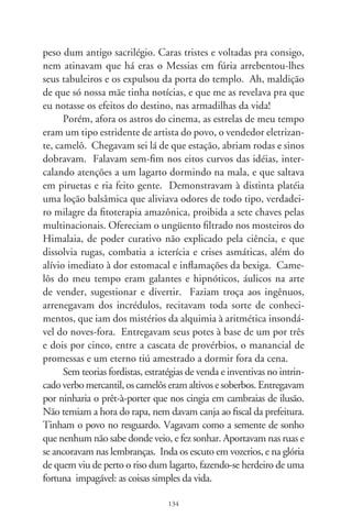 Sertão na cidade

      Houve o tempo que o país decidiu viajar pra uma cida-
de. A fazendeirada veio vindo, desacorçoada com a nova era dos
pretos livres. Ademais, raleava a fartura do algodão, da cana,
do ouro e o café com leite. Ser da roça era tosco, descabelado
pelos ventos do além-mar. A caboclada quis ver o mundo por
cima, arranhando céus, na eletricidade de imigrantes chispando
sorridentes com roupas de domingo, bondes-coriscos da belle
époque. O romantismo de campos e lavouras peitou a aspereza
do estrangeiro que também viera. Moldou carcamanos, galegos
e a turcaiada à elegância dos que cresceram na lida com a terra
e tiveram no compadrismo o mourão da esperança. Na matula
em pó dos que chegaram da roça só restou o nó da perda e sau-
dade, sopro ancestral de pertencimento ao chão. Era o timbre
solene de ser tão honesto e delicado, sacramentado em singelos
cantares e nostálgicas canções. Urbanizado, nosso Catulo consa-
grou a paixão de seu tempo, no hino aos que viemos: “Oh, que
saudade do luar da minha terra / lá na serra branquejando folhas
secas pelo chão. / Esse luar, cá da cidade tão escuro não tem
aquela saudade do luar do meu sertão” (9).
      Na cidade, os menestréis cantavam em tenor, como na mis-
sa. No padecer sonhado, tão sertão no coração, Sílvio Caldas era
um caboclinho querido. Francisco Alves, Chico Viola no afeto,
chorava a saudade brejeira, sumo da terra: “Cabocla é o Bra-
sil bem brasileiro / Brasil verde, hospitaleiro / que descubro em
você” (Ary e Burle,9). Em arrabaldes batucavam tímidos

                               
 