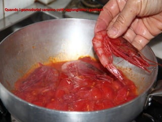 Quando i pomodorini saranno cotti aggiungiamo i gamberi
 