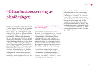 113
Bilaga 1
Hållbarhetsbedömning av
planförslaget
I detta kapitel redovisas översiktsplanens potential för
en hållbar utveckling. För varje av de tolv hållbarhets-
faktorerna ges först en introduktion till hållbarhets-
faktorns innebörd och en hållbarhetsbedömning för
nuläget och sedan redovisas en hållbarhetsbedömning
av planförslaget. Både positiva och negativa konse-
kvenser bedöms. Avseende negativa konsekvenser
och risker ska dessa värderas och bedömas i samband
med till exempel planläggning. Att en åtgärd medför
negativa konsekvenser innebär inte i sig självt att den
är olämplig ur ett hållbarhetsperspektiv. Slutligen ges
för varje hållbarhetsfaktor förslag till åtgärder för att
stärka planförslagets hållbarhet. Dessa åtgärder utgör
förslag från Ekologigruppen som har ansvarat för
arbetet med hållbarhetsbedömning och åtgärderna
kan under arbetet med översiktsplanen komma att
beaktas genom att arbetas in i planen, alternativt
beaktas framöver i andra sammanhang. En samlad
bedömning av planförslaget redovisas i slutet av detta.
Helhetsbedömning av översiktsplanens
mål och strategier
Den övergripande utvecklingsstrategin anger att
Åkersberga ska utvecklas stadsmässigt med förtätning
i de centrala delarna och kring stationslägen och i
lokala knutpunkter. Nya mötesplatser ska skapas
i dessa lägen och tätorten ska få en tydligare vat-
tenkontakt. Grönstrukturen ska utvecklas med nya
grönstråk och entréer och att tätortsnära grönområ-
den blir mer attraktiva. Fler arbetstillfällen och även
fler lägenheter ska tillsammans skapa förutsättningar
för ett hållbart samhälle där fler kan bo och verka.
Översiktsplanens strategier speglas i stort sett i
plankartans markanvändning och ges således stöd
i genomförandet. Hållbarheten i utvecklingen är
beroende av att avvägningar mellan olika markan-
vändningar görs i linje med de riktlinjer och hänsyns-
kartor som presenteras i planförslaget.
En potentiell målkonflikt är den utpekade utveck-
lingen av Rosenkälla och Stava. Där utvecklings-
strategin å ena sidan fokuserar på de centrala delarna
av Åkersberga och stationslägena, för att skapa en
levande småstad med blandade funktioner, pekar
plankartan å andra sidan ut stora utredningsområden
med både bostäder och handel, långt från dessa
strategiska centrala lägen. Risken finns att utveck-
lingen av verksamheter, handel och bostäder i dessa
områden konkurrerar med utvecklingen av bostäder
och verksamheter i centrala Åkersberga och i lokala
knutpunkter liksom med en önskan att stärka den
regionala grönstrukturen.
 