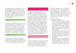 115
Bilaga 1
Utvecklingsstrategin ger förutsättningar för att större
sammanhängande naturområden kan bevaras för
långsiktig tillgång till ekosystemtjänster. Undantaget
är området för utveckling kring Rosenkälla och Stava.
Det innebär att samhällets behov av tjänster för t.ex.
klimatreglering, dagvattenrening och luftrening kan
säkerställas. (tätortsnära jordbruksmark kommer
dock att bebyggas).
+ 2 Märkbara positiva konsekvenser i och med utveckling och
komplettering i lokala knutpunkter
Förtätning i de lokala knutpunkterna med utveckling
i kollektivtrafiknära lägen med utveckling av mötes-
platser och service är positivt, då det är lättare att
erbjuda service och transporter på ett resurseffektivt
sätt. De lokala knutpunkterna på landsbygd och i
skärgård medger också ett i högre grad effektivt sätt
att erbjuda service och transporter, för att ge förut-
sättningar för en levande skärgård och landsbygd.
+ 2 Märkbara positiva konsekvenser med hänsyn till effektivt utnytt-
jande av vägar och VA-infrastruktur
Den övergripande utvecklingsstrategin bygger i
huvudsak vidare i och kring befintlig bebyggelse och
kan därför utnyttja befintlig infrastruktur. Det skapar
ett mer effektivt utnyttjande av befintliga strukturer.
- 4 Mycket stora negativa konsekvenser till följd av bruten regional
grönstruktur i Rosenkälla och Stava samt en utveckling som går emot
utvecklingsstrategin
Utvecklingen av verksamheter och bostäder i
Rosenkälla (utöver antagen detaljplan för verksam-
heter) samt utvecklingen av verksamheter i Stava
är negativ, då de bryter sammanhängande regional
grönstruktur och inte anknyter till någon befintlig
bebyggelse eller spårtrafik i kommunen. En utveck-
ling av en ny stadsdel i Rosenkälla som ska uppnå
rimlig kommunal service kräver en stor satsning
med utveckling av bostäder och offentlig verksam-
het. Utvecklingen kan komma i konflikt med den
önskade utvecklingen och förtätningen i centrala
Åkersberga och längs Roslagsbanans stationer. I och
med att strukturen inte bygger vidare på befintlig
tätortsbebyggelse går det inte att göra några vinster
i form av samordning med befintlig service m.m.
En utveckling av bostäder i Rosenkälla skulle dock
kunna samordnas med eventuella planer på bostads-
bebyggelse i Gillinge i Vallentuna kommun.
- 2 Risk för märkbara negativa konsekvenser då utvecklingen i skärgår-
den och på landsbygden kan medföra höga kostnader för infrastruktur
och service
En levande skärgård och landsbygd har stor betydelse
för kommunens hållbarhet, bl.a. för kommunens
attraktivitet och för möjligheten att upprätthålla
ekosystemtjänster. Kostnader för infrastruktur
som VA och gator kan dock bli kännbara, liksom
kostnader för kommunal service. Det bedöms inte
vara möjligt att förtäta i en omfattning som kan
finansiera de kommunala investeringarna inom
ramen för planförslagets strategi. En mer omfattande
utbyggnad utanför tätorten kan få konsekvenser för
hela kommunens VA-kostnader och det är därför av
stor betydelse att ny bebyggelse utvecklas där den
skapar mest nytta.
Förslag till vidare planering
Förtydliga översiktligt i förslaget hur ett upp-
skattat antal nya bostäder fördelas geografiskt.
Prioriteringen i projekten blir tydligare om det
inte enbart prioriteras i tid, utan också i volym
eller andel. För att kunna bedöma effekter på
kommunalekonomin, är det särskilt viktigt att
beskriva ambitionsnivå för utveckling på lands-
bygd och skärgård.
Det behövs en prioritering mellan de föreslagna
lokala knutpunkterna. Det är sannolikt inte
möjligt att utveckla alla de 13 knutpunkterna
samtidigt och kanske räcker inte tillskottet av
nya bostäder och verksamheter till alla 13 under
planperioden.
Utveckla kommunalekonomiska analyser för
bebyggelseutveckling på landsbygd/skärgård,
i Åkersberga stadskärna samt i Åkersbergas
ytterområden. Det är viktigt att hitta en balans
mellan de mer kostsamma investeringarna i
 