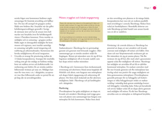 119
Bilaga 1
sociala frågor som kommunen bedömer utgör
utmaningar för framtida utveckling och hållbar-
het. Det kan till exempel rör gruppen utrikes
födda som bedöms öka i betydelse när det gäller
befolkningsutvecklingen generellt i Sverige
de närmaste åren och har de senaste åren haft
mycket stor betydelse även för befolkningstill-
växten i Österåkers kommun. Detta innebär en
möjlighet och en utmaning – gruppen utrikes
födda utgör en demografisk möjlighet för kom-
munen och regionen, men innebär samtidigt
en utmaning vad gäller social integrering och
etablering på arbetsmarknaden. Kommunen bör
bevaka möjligheterna till social integration.
Utveckla en strategi för prioritering mellan de
13 lokala knutpunkterna. Strategin bör innehålla
verktyg som gör det möjligt att bedöma möjlig-
heter att etablera service och kollektivtrafik i en
omfattning som behövs för att minska andelen
bilberoende invånare på varje ort. Möjligen kan
man för vissa orter, t.ex. i skärgården, acceptera
ett visst ökat bilberoende under en period för att
på lång sikt nå utvecklingsmålen.
Möten, trygghet och lokalt engagemang
Platser där människor kan mötas är en förutsättning för folkliv och
kontakt mellan invånare. En trygg miljö innebär att alla kan röra sig
under alla tider på dygnet utan att begränsas av rädsla. Ett lokalt
engagemang i en stadsdel medför ett tydligare samband mellan en
stadsdel och de människor som bor där och bidrar till att människor
möts över olika grupper.
En väl sammanlänkad och orienterbar struktur, blandad bebyg-
gelse, tillgång till mötesplatser och trygg stadsmiljö bidrar till att öka
förutsättningarna för möten och engagemang.
Nuläge
Stadsstrukturen i Åkersberga har ett grovmaskigt
gatunät och gaturum med bristande trygghet, vilket
sammantaget ger en mindre attraktiv miljö för
fotgängare. Bristen på människor som rör sig till fots
begränsar möjligheten till ett levande stadsliv som
kan skapa möten mellan människor.
I Åkersberga och i kommunen finns återkommande
evenemang och aktiviteter, bland annat kopplade till
friluftsliv och idrott, som fungerar som mötesplatser
och skapar lokalt engagemang och anknytning till
platsen. Det finns dock önskemål om fler aktivitets-
möjligheter, både i Åkersberga och på landsbygden
och i skärgården.
Planförslag
Översiktsplanen har goda möjligheter att skapa ett
levande och attraktivt Åkersberga med trygga gatu-
rum och platser som sammantaget kan fungera som
mötesplats för hela kommunen. Risker finns dock
att den utveckling som planeras av de många lokala
knutpunkterna kan vara svår att realisera parallellt
med utvecklingen i centrala Åkersberga. Risken finns
också att handelsplatsen i Rosenkälla dränerar cen-
trala Åkersberga på lokal handel som annars kunde
vara en del av stadslivet,
+ 3 Stora positiva konsekvenser om Åkersberga kan utvecklas till en
attraktiv stadsmiljö och kommunal mötesplats
Förtätning i de centrala delarna av Åkersberga har
potential att skapa ett mer attraktivt och levande
centrum med möjlighet till möten och folkliv. Den
tätare och mer lättpromenerade strukturen gör att
fler människor rör sig på samma platser. När fler
invånare rör sig till fots eller med cykel i gaturummet
uppstår också fler möjligheter till möten. Åkersberga
har möjlighet att utvecklas till att bli en självklar
kommunal mötesplats. En starkare centralort med
fler mer levande gaturum och fler mötesplatser kan
överlag också vara positivt för ungas möjligheter att
hitta gemensamma mötesplatser. Översiktsplanens
generella principer för ny bebyggelse och beskriv-
ningen av olika bebyggelsetyper stöder en stadsut-
veckling i mänsklig skala genom småskaliga kvarter
och bebyggelse i mänsklig skala. Fokus på huvudstråk
och service hjälper också till att skapa aktiva gaturum
med möjlighet till möten. På sikt kan Åkersberga
utvecklas som en mötesplats av delregional betydelse.
 