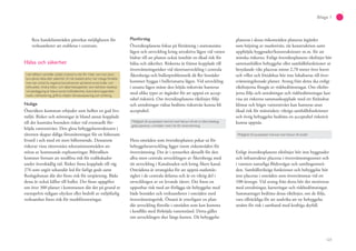 123
Bilaga 1
flera handelsområden påverkar möjligheten för
verksamheter att etableras i centrum.
Hälsa och säkerhet
I ett hållbart samhälle utsätts invånarna inte för risker som kan även-
tyra deras hälsa eller säkerhet. En tät stadsstruktur har många fördelar
men kan också ha negativa konsekvenser på bland annat buller och
luftkvalitet. Andra hälso- och säkerhetsaspekter som behöver beaktas
vid planläggning är bland annat traﬁksäkerhet, översvämningsproble-
matik, riskhantering, giftfria miljöer, klimatanpassning och strålning.
Nuläge
Österåkers kommun erbjuder som helhet en god livs-
miljö. Risker och störningar är bland annat kopplade
till det kustnära boendets risker vid eventuellt för-
höjda vattennivåer. Den glesa bebyggelsestrukturen i
tätorten skapar dåliga förutsättningar för en hälsosam
livsstil i och med ett stort bilberoende. Dessutom
riskerar vissa tätortsnära rekreationsområden att
störas av kommande exploateringar. Biltrafiken
kommer fortsatt att medföra risk för trafikskador
under överskådlig tid. Risker finns kopplade till väg
276 som utgör sekundär led för farligt gods samt
Roslagsbanan där det finns risk för urspårning. Båda
dessa är också källor till buller. Det finns uppgifter
om över 300 platser i kommunen där det på grund av
exempelvis tidigare olyckor eller bedrift av miljöfarlig
verksamhet finns risk för markföroreningar.
Planförslag
Översiktsplanens fokus på förtätning i stationsnära
lägen och utveckling kring attraktiva lägen vid vatten
bidrar till att planen också innebär en ökad risk för
hälsa och säkerhet. Riskerna är främst kopplade till
översvämningsrisker vid tätortsutveckling i centrala
Åkersberga och bullerproblematik då fler bostäder
kommer byggas i bullerutsatta lägen. Vid utveckling
i utsatta lägen måste den höjda risknivån hanteras
med olika typer av åtgärder för att uppnå en accep-
tabel risknivå. Om översiktsplanens riktlinjer följs
och utredningar vidtas bedöms risknivån kunna bli
acceptabel.
Möjlighet till acceptabel risknivå med hänsyn till att ny tätortsbebyg-
gelse planeras i områden med risk för översvämning
Flera områden som översiktsplanen pekar ut för
bebyggelseutveckling ligger inom riskområden för
översvämning. Det är i synnerhet aktuellt för den
allra mest centrala utvecklingen av Åkersberga med
tät utveckling i Kanalstaden och kring Åkers kanal.
Områdena är strategiska för att uppnå stadsmäs-
sighet i de centrala delarna och är en viktig del i
utvecklingen av en levande tätort. Det finns en
uppenbar risk med att förlägga tät bebyggelse med
både bostäder och verksamheter i områden med
översvämningsrisk. Östanå är ytterligare en plats
där utveckling föreslås i områden som kan komma
i konflikt med förhöjda vattenstånd. Detta gäller
om utvecklingen sker längs kusten. Då bebyggelse
planeras i dessa riskområden planeras åtgärder
som höjning av marknivån, tät konstruktion samt
upphöjda byggnader/konstruktioner m.m. för att
minska riskerna. Enligt översiktsplanens riktlinjer bör
sammanhållen bebyggelse eller samhällsfunktioner av
betydande vikt placeras minst 2,70 meter över havet
och villor och fritidshus bör inte lokaliseras till över-
svämningshotade platser. Avsteg från detta ska enligt
riktlinjerna föregås av riskbedömningar. Om riktlin-
jerna följs och utredningar och riskbedömningar kan
visa att riskerna sammankopplade med ett förändrat
klimat och högre vattennivåer kan hanteras utan
ökad risk för människor, viktiga samhällsfunktioner
och övrig bebyggelse bedöms en acceptabel risknivå
kunna uppnås.
Möjlighet till acceptabel risknivå med hänsyn till skyfall
Enligt översiktsplanens riktlinjer bör inte byggnader
och infrastruktur placeras i översvämningszoner och
i vattnets naturliga flödesvägar och samlingsområ-
den. Samhällsviktiga funktioner och bebyggelse bör
inte placeras i områden som översvämmas vid ett
100-årsregn. Vid avsteg från detta bör det motiveras
med utredningar, karteringar och riskbedömningar.
Sammantaget bedöms dessa riktlinjer, om de följs,
vara tillräckliga för att undvika att ny bebyggelse
utsätts för risk i samband med kraftiga skyfall.
 