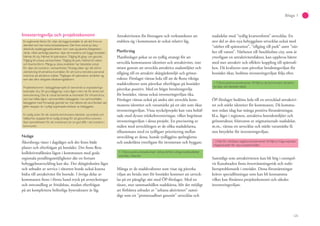 125
Bilaga 1
Investeringsvilja och projektekonomi
En avgörande faktor för viljan att bygga bostäder är att det ﬁnns en
identitet som kan locka bostadsköpare. Det ﬁnns också sju bety-
delsefulla stadsbyggnadskvaliteter som visat sig påverka fastigheters
värde, vilket samtidigt påverkar viljan att investera och bygga bostäder;
Närhet till city, Närhet till spårstation, Tillgång till gång- och gatunät,
Tillgång till urbana verksamheter, Tillgång till park, Närhet till vatten
och Kvartersform. Många av dessa kvaliteter har betydelse också
för viljan att investera i verksamheter. Företag söker sig i allt större
utsträckning till attraktiva livsmiljöer, för att kunna rekrytera personal
med krav på attraktiva miljöer. Tillgången till spårstation utmärker sig
som den allra viktigaste lokaliseringsfaktorn.
Projektekonomin i bebyggelseprojekt är beroende av exploaterings-
kostnader, bl.a. för grundläggning i svåra lägen med risk för skred och
översvämning. Den är också beroende av kostnader för infrastruktur,
som kan hållas lägre i sammanhållen bebyggelse. I en sammanhållen
bebyggelse med ﬁnmaskigt gatunät har man lättare att vara ﬂexibel vad
gäller etapper, än i tydligt avgränsade enklaver av bebyggelse.
En tydlig vision för att utveckla kommunens identitet, varumärke och
hållbarhet, kopplad till en tydlig strategi för att genomföra visionen,
ökar sannolikheten för att investerare ser en god affär i att investera i
kommunen.
Nuläge
Åkersberga växer i dagsläget och det finns både
planer och efterfrågan på bostäder. Det finns flera
kollektivtrafiknära lägen i kommunen med goda
regionala pendlingsmöjligheter där en fortsatt
bebyggelseutveckling kan ske. Det skärgårdsnära läget
och utbudet av service i tätorten borde också kunna
bidra till attraktivitet för boende. I övriga delar av
kommunen finns i första hand tryck på avstyckningar
och omvandling av fritidshus, medan efterfrågan
på att komplettera befintliga bystrukturer är låg.
Attraktiviteten för företagare och verksamheter att
etablera sig i kommunen är också relativt låg.
Planförslag
Planförslaget pekar ut en tydlig strategi för att
utveckla kommunens identitet och attraktivitet, inte
minst genom att utveckla attraktiva stadsmiljöer och
tillgång till en attraktiv skärgårdsmiljö och grönst-
ruktur. Förslaget väntas leda till att de flesta viktiga
stadskvaliteter som påverkar efterfrågan på bostäder
påverkas positivt. Med en högre betalningsvilja
för bostäder, väntas också investeringsviljan öka.
Förslaget väntas också på andra sätt utveckla kom-
munens identitet och varumärke på ett sätt som ökar
investeringsviljan. Vissa nyckelprojekt kan vara behäf-
tade med dyrare tröskelinvesteringar, vilket begränsar
investeringsviljan i dessa projekt. En precisering av
målen med utvecklingen av de olika stadsdelarna,
tillsammans med en tydligare prioritering mellan
utveckling av dessa, kunde tydliggöra spelreglerna
och underlätta ytterligare för investerare och byggare.
+ 3 Stora positiva konsekvenser väntas då ﬂera viktiga stadskvaliteter
utvecklas i tätorten
Många av de stadskvaliteter som visat sig påverka
viljan att betala mer för bostäder kommer att utveck-
las på ett påtagligt sätt med ÖP-förslaget. Med en
tätare, mer sammanhållen stadskärna, blir det möjligt
att förbättra utbudet av ”urbana aktiviteter” samti-
digt som ett ”promenadbart gatunät” utvecklas och
stadsdelar med ”tydlig kvartersform” utvecklas. En
stor del av den nya bebyggelsen utvecklas också med
”närhet till spårstation”, ”tillgång till park” samt ”när-
het till vatten”. Närheten till Stockholms city, som är
ytterligare en attraktivitetsfaktor, kan upplevas bättre
med mer attraktiv och effektiv koppling till spårtrafi-
ken. Då kvaliteter som påverkar betalningsviljan för
bostäder ökar, bedöms investeringsviljan följa efter.
+ 3 Stora positiva konsekvenser till följd av att kommunens attraktivi-
tet ökar och identitet stärks
ÖP-förslaget bedöms leda till en utvecklad attraktivi-
tet och stärkt identitet för kommunen. Då kommu-
nen redan idag har många positiva förutsättningar,
bl.a. läget i regionen, attraktiva boendemiljöer och
grönstruktur, frånvaron av stigmatiserade stadsdelar,
m.m., väntas ett utvecklat och stärkt varumärke få
stor betydelse för investeringsviljan.
- 2 Risk för märkbara negativa konsekvenser till följd av höga exploate-
ringskostnader för vissa nyckelområden
Samtidigt som attraktiviteten kan bli hög i exempel-
vis Kanalstaden finns översvämningsrisk och stabi-
litetsproblematik i området. Dessa förutsättningar
kräver speciallösningar som kan bli kostsamma
vilket kan försämra projektekonomi och således
investeringsviljan.
 