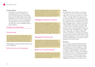 126
Översiktsplan 2040
Förslag till åtgärder
Utvecklingen av bostadsmarknaden och
Åkersbergas attraktivitet och identitet har
stort stöd i ÖP. Varumärken är dock känsliga.
Kommunen bör därför tidigt prioritera viktiga
profilprojekt som kan förväntas utveckla attrak-
tivitet och identitet i tätorten, på landsbygden
och i skärgården. Dessa projekt bör planeras
och följas noga, så att inte möjligheter förbyts i
negativ publicitet.
Transport och infrastruktur
Transportenergi
Transporter bidrar till en stor del av de samlade utsläppen av klimat-
gaser men de kan också bidra med andra negativa konsekvenser som
buller, andra luftföroreningar och att de tar plats i staden och naturen.
Det är angeläget att utveckla strukturen i våra städer och regioner så
att den blir så effektiv som möjligt genom att för det första minska
behovet av transporter och för det andra främja hållbara alternativ.
Bedömningen för transportenergi har här delats upp i
ett antal delfaktorer:
Närhet till service och mötesplatser
När boende har tillgång till vardaglig service i sitt närområde minskar
behovet av resande vilket bidrar till ett mer hållbart levnadssätt.
Möjligheterna att utföra sina ärenden till fots, med cykel eller med
hjälp av kollektivtraﬁken ökar. För att skapa underlag till service och
attraktiva mötesplatser är det av stor vikt att staden är tillräckligt tät
och blandad med bostäder, arbetsplatser, grönytor med mera.
Tillgänglighet för gående och cyklister
När olika områden planeras och sammankopplas med varandra
genom attraktiva, trygga och tillgängliga stråk ökar möjligheterna att
transportera sig på ett mer hållbart sätt både ur klimat-, stadsmiljö-
och hälsoperspektiv. Barnperspektivet är också viktigt i sammanhanget.
När barn själva kan ta sig till skola och andra målpunkter ökar deras
rörelsefrihet och hälsa. Det är också positivt om det ﬁnns stråk och
nät med olika funktion, exempelvis gröna rekreativa stråk för gång
och cykel separerade från annan traﬁk som komplement till stråk i
blandtraﬁk. Stråk för gång och cykel i närhet av annan traﬁk kan dock
öka tryggheten då närvaron av andra traﬁkanter oftast blir högre.
I en attraktiv kollektivtraﬁk är stråken gena och prioriterade med
trygga hållplatser som är integrerade med mötesplatser och service-
punkter. För att det ska vara möjligt för kollektivtraﬁkmyndigheterna
att tillhandahålla en attraktiv kollektivtraﬁk krävs tillräckligt underlag av
människor. För att få ett tillräckligt underlag av människor är det viktigt
att staden byggs tät, blandad och att bebyggelse i stationsnära lägen
prioriteras.
Effektivt och orienterbart gatunät
Ett tydligt väg- och gatunät med vägvisning gör det enkelt att förstå var
man beﬁnner sig och hur man kan förﬂytta sig mellan viktiga målpunk-
ter. Ett ﬁnmaskigt nät inte minst för gång och cykel ökar effektiviteten
och tillgängligheten. Strategiska parkeringslösningar bör göra det lätt
att byta från cykel och bil till kollektiva färdmedel.
Nuläge
Det förhållandevis goda utbudet av verksamheter
i Åkersberga, samt att den största delen av befolk-
ningen finns i tätorten, gör att behovet av resor för
att klara av vardagen skulle kunna begränsas och
att resorna kan hållas korta och göras till cykel eller
fots. En alltför stor del av resorna görs ändå med bil.
Den höga andelen bilresor kan bland annat bero på
kultur, bebyggelsestruktur, avsaknad av beteendepå-
verkande åtgärder, infrastruktur och lokaliseringen
av handel i tätorten. Det höga användandet av bil
påverkas också av att förutsättningarna för gång- och
cykeltrafik överlag är bristfälliga. Det finns tydliga
brister i dagens gång- och cykelnät i Åkersberga.
Strukturen i kommunen som helhet gör kommunen
svår att försörja med attraktiv kollektivtrafik, särskilt i
skärgården. Roslagsbanan är dock en stark och viktig
stomme i kollektivtrafiken som underlättar regional
pendling till och från kommunen.
Planförslag
Genom att förtäta med funktionsblandad bebyg-
gelse i de kollektivtrafikstarka stationsnära lägena
för Roslagsbanan finns goda möjligheter att skapa
en tätortsutveckling med minskat transportarbete
och hållbara transportmöjligheter. Prioriteringen
mot gång och cykel som redovisas i översiktsplanen
är också mycket positiv ur ett hållbarhetsperspektiv.
Sammantaget kan ett utvecklat transportsystem
som prioriterar gång, cykel och kollektivtrafik bli
tillgängligt för fler. Kommunens ambition om att
 