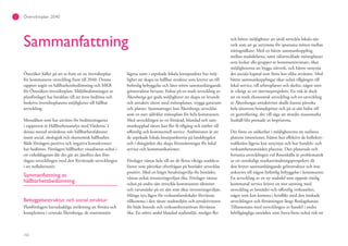 102
Översiktsplan 2040
Sammanfattning
Österåker håller på att ta fram en ny översiktsplan
för kommunens utveckling fram till 2040. Denna
rapport utgör en hållbarhetsbedömning och MKB
för Österåkers översiktsplan. Miljöbedömningen av
planförslaget har breddats till att även bedöma och
beskriva översiktsplanens möjligheter till hållbar
utveckling.
Metodiken som har använts för bedömningarna
i rapporten är Hållbarhetsanalys med Värderos. I
denna metod utvärderas tolv hållbarhetsfaktorer
inom social, ekologisk och ekonomisk hållbarhet.
Både förslagets positiva och negativa konsekvenser
har bedömts. Förslagets hållbarhet visualiseras också i
ett cirkeldiagram där det går att jämföra den före-
slagna utvecklingen med den förväntade utvecklingen
i ett nollalternativ.
Sammanfattning av
hållbarhetsbedömning
Bebyggelsestruktur och social struktur
Planförslagets huvudsakliga inriktning att förtäta och
komplettera i centrala Åkersberga, de stationsnära
lägena samt i utpekade lokala knutpunkter har möj-
lighet att skapa en hållbar struktur som knyter an till
befintlig bebyggelse och låter större sammanhängande
grönstruktur bevaras. Fokus på en stark utveckling av
Åkersberga ger goda möjligheter att skapa en levande
och attraktiv tätort med mötesplatser, trygga gaturum
och platser. Sammantaget kan Åkersberga utvecklas
som en mer självklar mötesplats för hela kommunen.
Med utvecklingen av en förtätad, blandad och sam-
mankopplad tätort kan fler få tillgång och närhet till
offentlig och kommersiell service. Ambitionen är att
de utpekade lokala knutpunkterna på landsbygden
och i skärgården ska skapa förutsättningar för lokal
service och kommunikationer.
Förslaget väntas leda till att de flesta viktiga stadskva-
liteter som påverkar efterfrågan på bostäder utvecklas
positivt. Med en högre betalningsvilja för bostäder,
väntas också investeringsviljan öka. Förslaget väntas
också på andra sätt utveckla kommunens identitet
och varumärke på ett sätt som ökar investeringsviljan.
Många nya lägen för verksamhetslokaler förväntas
tillkomma i den tätare stadsmiljön och attraktiviteten
för både boende och verksamhetsutövare förväntas
öka. En större andel blandad stadsmiljö, medger fler
och bättre möjligheter att såväl utveckla lokala nät-
verk som att ge utrymme för spontana möten mellan
näringsidkare. Med en bättre sammankoppling
mellan stadsdelarna, samt välutvecklade mötesplatser
som lockar alla grupper av kommuninvånare, ökar
möjligheterna att bygga nätverk, och bättre utnyttja
det sociala kapital som finns hos olika invånare. Med
bättre sammankopplingar ökar också tillgången till
lokal service, till arbetsplatser och skolor, något som
är viktigt ur ett rättviseperspektiv. En risk är dock
att en stark ekonomisk utveckling och en utveckling
av Åkersbergas attraktivitet skulle kunna påverka
hela tätortens bostadspriser och på så sätt bidra till
en gentrifiering, det vill säga att mindre resursstarka
hushåll blir pressade av bopriserna.
Det finns en osäkerhet i möjligheterna att realisera
planens intentioner, främst hur effektivt de kollektiv-
trafiknära lägena kan utnyttjas och hur handels- och
verksamhetsområden placeras. Den planerade och
fortsatta utvecklingen vid Rosenkälla är problematisk
ur ett storskaligt markanvändningsperspektiv då
den bryter sammanhängande grönstruktur och inte
anknyter till någon befintlig bebyggelse i kommunen.
En utveckling av en ny stadsdel som uppnår rimlig
kommunal service kräver en stor satsning med
utveckling av bostäder och offentlig verksamhet,
något som kan komma i konflikt med den önskade
utvecklingen och förtätningen längs Roslagsbanan.
Tillsammans med utvecklingen av handel i andra
biltillgängliga områden som Stava finns också risk att
 