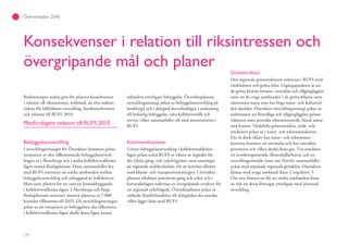 134
Översiktsplan 2040
Konsekvenser i relation till riksintressen och
övergripande mål och planer
Bedömningen nedan görs för planens konsekvenser
i relation till riksintressen, miljömål, de elva målom-
rådena för folkhälsans utveckling, barnkonsekvenser
och relation till RUFS 2010.
Planförslagets relation till RUFS 2010
Bebyggelseutveckling
I utvecklingsstrategin för Österåkers kommun pekas
merparten av den tillkommande bebyggelseutveck-
lingen ut i Åkersberga och i andra kollektivtrafiknära
lägen utmed Roslagsbanan. Detta sammanfaller bra
med RUFS intention att stärka sambanden mellan
bebyggelseutveckling och utbyggnad av kollektivtra-
fiken samt planera för ett varierat bostadsbyggande
i kollektivtrafiknära lägen. I Åkersberga och längs
Roslagsbanans stationer västerut planeras ca 7 000
bostäder tillkomma till 2035. Då utvecklingsstrategin
pekar ut att merparten av bebyggelsen ska tillkomma
i kollektivtrafiknära lägen skulle dessa lägen kunna
inkludera ytterligare bebyggelse. Översiktsplanens
utvecklingsstrategi pekar ut bebyggelseutveckling på
landsbygd och i skärgård huvudsakligen i anslutning
till befintlig bebyggelse, nära kollektivtrafik och
service vilket sammanfaller väl med intentionerna i
RUFS.
Kommunikationer
Utöver bebyggelseutveckling i kollektivtrafiknära
lägen pekas också RUFS ut vikten av åtgärder för
det lokala gång- och cykelvägnätet samt satsningar
på regionala snabbcykelnät, för att komma tillrätta
med klimat- och transportutmaningen. I översikts-
planens riktlinjer prioriteras gång och cykel och i
kartunderlagen redovisas en övergripande struktur för
ett regionalt cykelvägnät. Översiktsplanen pekar ut
utökade färjeförbindelser till skärgården ska utredas,
vilket ligger linje med RUFS.
Grönstruktur
Den regionala grönstrukturen redovisas i RUFS med
värdekärnor och gröna kilar. Utgångspunkten är att
de gröna kilarna bevaras, utvecklas och tillgängliggörs
samt att de svaga sambanden i de gröna kilarna samt
tätortsnära natur som har höga natur- och kulturvär-
den skyddas. Österåkers utvecklingsstrategi pekar ut
ambitionen att förtydliga och tillgängliggöra grönst-
rukturen samt utveckla rekreationsstråk, bland annat
mot kusten. Värdefulla grönområden, stråk- och
strukturer pekas ut i natur- och rekreationskartor.
Det är dock oklart hur natur- och rekreations-
kartorna kommer att användas och hur områden
prioriteras och vilket skydd dessa ges. Två områden,
ett utredningsområde (Rosenkälla/Stava) och ett
utvecklingsområde (norr om Norrö), sammanfaller
också med utpekade regionala grönkilar. Områdena
klassas med svaga samband, klass 2 respektive 3.
Om inte hänsyn tas för att stärka sambanden finns
en risk att dessa försvagas ytterligare med planerad
utveckling.
 