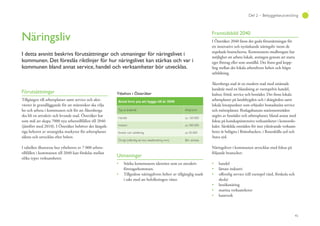 45
Del 2 – Bebyggelseutveckling
Näringsliv
I detta avsnitt beskrivs förutsättningar och utmaningar för näringslivet i
kommunen. Det föreslås riktlinjer för hur näringslivet kan stärkas och var i
kommunen bland annat service, handel och verksamheter bör utvecklas.
Förutsättningar
Tillgången till arbetsplatser samt service och akti-
viteter är grundläggande för att människor ska vilja
bo och arbeta i kommunen och för att Åkersberga
ska bli en attraktiv och levande stad. Österåker har
som mål att skapa 7000 nya arbetstillfällen till 2040
(jämfört med 2010). I Österåker behöver det långsik-
tiga behovet av strategiska markytor för arbetsplatser
säkras och utvecklas efter behov.
I tabellen illustreras hur ytbehovet av 7 000 arbets-
tillfällen i kommunen till 2040 kan fördelas mellan
olika typer verksamheter.
Ytbehov i Österåker
Antal kvm yta att bygga till år 2040
Typ av ändamål Antal kvm
Handel ca. 150 000
Industri ca. 300 000
Kontor och utbildning ca. 50 000
Övrigt (offentlig service, besöksnäring mm) Bör utredas
Utmaningar
Stärka kommunens identitet som en attraktiv
företagarkommun.
Tillgodose näringslivets behov av tillgänglig mark
i takt med att befolkningen växer.
Framtidsbild 2040
I Österåker 2040 finns det goda förutsättningar för
ett innovativt och nytänkande näringsliv inom de
utpekade branscherna. Kommunens medborgare har
möjlighet att arbeta lokalt, antingen genom att starta
eget företag eller som anställd. Det finns god kopp-
ling mellan det lokala arbetslivets behov och högre
utbildning.
Åkersberga stad är en modern stad med småstads
karaktär med en blandning av exempelvis handel,
kultur, fritid, service och bostäder. Det finns lokala
arbetsplatser på landsbygden och i skärgården samt
lokala knutpunkter som erbjuder bostadsnära service
och mötesplatser. Roslagsbanans stationsområden
utgörs av bostäder och arbetsplatser, bland annat med
fokus på kunskapsintensiva verksamheter i kontorslo-
kaler. Särskilda områden för mer ytkrävande verksam-
heter är belägna i Brännbacken, i Rosenkälla syd och
Stava syd.
Näringslivet i kommunen utvecklas med fokus på
följande branscher:
handel
lättare industri
offentlig service (till exempel vård, förskola och
skola)
besöksnäring
marina verksamheter
hantverk
 