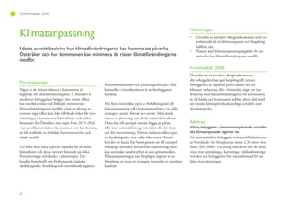 82
Översiktsplan 2040
Klimatanpassning
I detta avsnitt beskrivs hur klimatförändringarna kan komma att påverka
Österåker och hur kommunen kan minimera de risker klimatförändringarna
medför.
Förutsättningar
Några av de största riskerna i kommunen är
kopplade till klimatförändringarna. I Österåker är
mycket av bebyggelsen beläget nära vatten vilket
kan innebära risker vid förhöjda vattennivåer.
Klimatförändringarna medför också en ökning av
extrema regn vilket kan leda till ökade risker för över-
svämningar i kommunen. Den klimat- och sårbar-
hetsanalys för Österåker som tagits fram 2015–2016
visar på olika områden i kommunen som kan komma
att bli drabbade av förhöjda havsvattennivåer och
ökade skyfall.
Det finns flera olika typer av åtgärder för att möta
klimathotet och dessa varierar beroende på olika
förutsättningar och skeden i planeringen. Det
handlar framförallt om förebyggande åtgärder,
skyddsåtgärder, beredskap och återställande åtgärder.
Rekommendationer och planeringsriktlinjer vilka
behandlas i översiktsplanen är av förebyggande
karaktär.
Det finns även olika typer av förhållningssätt till
klimatanpassning vilka kan sammanfattas i tre olika
strategier: attack, försvar och reträtt. Med attack
menas en planering som direkt möter klimathotet.
Detta kan till exempel vara att bygga på pelare,
eller med vattentätbetong i områden där det finns
risk för översvämning. Försvar omfattar olika typer
av skyddsåtgärder som vallar eller murar. Reträtt
betyder att backa från hotet genom att till exempel
olämpliga områden lämnas från exploatering, men
kan användas i andra syften så som grönområden.
Klimatanpassningen kan lämpligen utgöras av en
blandning av dessa tre strategier beroende av områdets
karaktär.
Utmaningar
Utveckla en attraktiv skärgårdskommun med vat-
tenkontakt på ett klimatanpassat och långsiktigt
hållbart sätt.
Planera med klimatanpassningsåtgärder för att
möta det hot klimatförändringarna medför.
Framtidsbild 2040
Österåker är en attraktiv skärgårdskommun
där bebyggelsen har god koppling till vattnet.
Bebyggelsen är anpassad på ett sådant sätt att
klimatet varken nu eller i framtiden utgör ett hot.
Riskerna med klimatförändringarna för kommunen
är väl kända och kommunen jobbar aktivt dels med
att minska klimatpåverkade utsläpp och dels med
skyddsåtgärder.
Riktlinjer
Vid ny bebyggelse i översvämningshotade områden
ska klimatanpassade åtgärder tas.
Ny sammanhållen bebyggelse och samhällsfunktioner
av betydande vikt bör placeras minst 2,70 meter över
havet (RH 2000). Vid avsteg från detta bör det moti-
veras med utredningar, karteringar, riskbedömningar
och den nya bebyggelsen bör vara utformad för att
klara översvämningar.
 