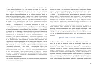  
	
  
38	
  
folkloriques et d’autre part par de multiples salles réservées aux étudiants (26, 27, 28, 29, 30, 31).
A l’opposé, les activités folkloriques de l’ULB sont minoritaires sur le campus de La Plaine. Ceux-
ci sont regroupés au nombre de quatre au sein du bâtiment du « Forum » (23). Il est intéressant de
savoir que l’ULB compte une cinquantaine de cercles folkloriques sur l’ensemble de ses sites. La
majeure partie des animations estudiantines se tient sur le campus du Solbosch. De plus, les
étudiants de l’université francophone ont accès à une salle de fête, « La Jefke » (1). Elle comporte
l’avantage d’être éloignée de zones d’habitat en termes de nuisances. Ensuite, les deux universités
jouissent de lieux culturels et sportifs. Le musée des Plantes Médicinales et de la Pharmacie se situe
sur le site de l’ULB (20), tandis que le campus de la VUB compte sur son terrain un centre Fitness
privé (18), un terrain d’athlétisme utilisé par les étudiants, le Royal Ixelles-Auderghem Athlétisme
Club (19) et le « KultuurKaffee » (17). Cet établissement est multiple par ses activités. C’est
d’abord un café, puis un centre artistique, de cours de musique, d’expositions au sens large, et de
concerts. Malgré ses heures d’ouverture calquées sur la vie étudiante, celui-ci est ouvert tout l’été.
Son caractère néerlandophone ne signifie pas un accès limité aux étudiants de la VUB. Par contre,
la VUB possède une salle de spectacle (32) destinée entre autre aux représentations de la troupe de
théâtre et l’orchestre de l’université. Nous aurions pu considérer ce lieux comme communautaire si
nous n’avions pas pris en compte le prix d’accès aux manifestations artistiques. A notre
connaissance, il existe uniquement un avantage pour le personnel et les étudiants de la VUB en
termes de prix d’entrée des concerts (un nombre limité de places gratuites). Cela ne nous semble
pas être un élément suffisant pour qualifier la salle de spectacle comme communautaire. Puis,
l’Université Libre de Bruxelles se distingue par des lieux éducatifs. Nous retrouvons sur le site une
école de promotion sociale et l’Ecole Européenne de Bruxelles (8,6). A côté de ses institutions,
l’ULB bénéficie de deux organes de promotion des Sciences par l’organisation d’expositions et
d’ateliers destinés essentiellement à un public scolaire. L’Expérimentarium de Chimie (7) ne se
situe pas au même endroit que l’Expérimentarium de Physique (23). Ce dernier fait partie des
nombreuses associations du lieu-dit « Forum ». Ainsi, ce lieu forme un centre plurifonctionnel avec
ses quatre cercles folkloriques, l’Union des Anciens Etudiants de l’ULB (UAE), le restaurant
universitaire, et le Foyer Culturel et Scientifique de La Plaine (FOSCUP). Le FOSCUP est un lieu
d’accueil des étudiants (ex : jeux de société, salle de répétition pour le cercle d’improvisation) et un
centre culturel (concerts, expositions).
A part du campus universitaire, nous retrouvons deux écoles de l’enseignement supérieur privées
internationales dans le même bâtiment (9).
Deuxièmement, nous allons décrire les lieux d’échanges sociaux du tissu urbain mélangeant les
logements pour étudiants et pour les riverains. D’abord, cette partie du quartier contient un nombre
plus limité de lieux communautaires que le campus de La Plaine. Ainsi, nous retrouvons « La Salle
du Royaume Des Témoins de Jéhovah » (3), « The European Law Students Association. Asbl » et «
La Forestière ». Cette dernière association est un centre de jour pour les personnes à déficiences
mentales. Ensuite, les riverains bénéficient de deux crèches (10,5), d’une école primaire et
maternelle francophone (11), d’une école secondaire technique francophone (12), et d’une
implantation d’une école maternelle néerlandophone (5) Puis, la zone est desservie en espaces
culturels et sportifs tel qu’un théâtre (21), un centre sportif (14), deux clubs de danse (15,13), une
école de comédie musicale (16) et une plaine de jeux communale (22).
Finalement, nous avons la Maison Des Jeunes XL’J (24), lieu plurifonctionnel par son accès et ses
activités. L’institution organise des festivals, une école de devoirs, accueil un Groupe d’Achat
Solidaire de l’Agriculture Paysanne, permet l’accès à internet pour toutes recherches dans le but de
réduire la fracture numérique et organise des cours d’expression artistique. De plus, la maison est
un lieu d’échange libre d’accès. Dans les faits, le public majoritaire se compose d’adolescents de 12
à 15 ans avec une population minoritaire entre 16 et 20 ans (Chloé Ballif-Ali Abettouy,
animateurs).
1.8.3. Dynamique sociale et mouvements contestataires
Jean-Pierre est coiffeur sur la place de La Petite Suisse depuis 1956. Son commerce lui vient de son
père, ce qui fait de lui une personne de référence de notre périmètre d’étude. Selon lui, le
dynamisme du quartier vient du fait que tout le monde se connait. Les gens font leurs courses dans
le quartier car la zone est bien desservie en termes de magasins. La proximité des noyaux
commerciaux permet de faire les courses à pieds et par conséquence les habitants se rencontrent
dans la rue et dans les commerces. Ils parlent entre eux du voisinage, de ses problèmes, et de fil en
aiguille des comités naissent de ses connivences. Par exemple, le collectif « SOS Petite Suisse » qui
réclamait des modifications du plan de circulation aux alentours de la place de La Petite Suisse est
né de ce processus social. Après quelques discussions en rue, quelques riverains de la rue Elise et
Emile Banning ont décidé de préparer une réunion sur la problématique. Lors du rassemblement,
Philippe Geluck, habitant du quartier a proposé de devenir le porte-parole du mouvement vu sa
 