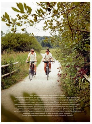 15
Oktober | 2015
Naturwunder
Sanfte, weiche Formen prägen die Landschaft um den Lützelsee.
Geformt haben ihn die Gletscher beim langsamen Rückzug nach der letzten Eiszeit. Bis heute ist das Leben hier oben
entschleunigt, der pure Gegenpol zum Lärm und zur Hektik in Zürich. Autos bleiben draussen, Naturschutzgebiet,
dafür steht, wer Glück hat, plötzlich einem Reh oder einer Gänsekolonie gegenüber. In der Besenbeiz Hasel von Xavi und
Edith kennt und grüsst und duzt man sich, wie es sich auf dem Land gehört. Manche Biker machen auf ihrer
Oberlandtour eine Extraschlaufe für eine der grandiosen Bratwürste vom Grill. «Vom Dorfmetzger in Hombrechtikon»,
sagt Xavi. Und Edith doppelt nach: «Ein Herzbräu vom Fritz passt perfekt dazu.» Seine Biere gibt es nur hier,
in der Lützelsee-Badi und in Heidis Besenbeiz bei Feldbach. Fritz Ledermann kennt die Gegend wie seine Hosentasche,
erzählt von Alemannengräbern im Wald. Und von der Quelle der Glatt, die vor seinem Haus entspringt, «direkt unter
dem Baum da vorne». Das Herzbräu ist ihm Herzensangelegenheit, Geld ist damit nicht viel zu machen. Gebraut wird nur
nach Fiirabig und an den Wochenenden, die Menge ist limitiert: «Es hätt, solangs hätt.»
Übrigens: Selbst die Etiketten kommen noch in Handarbeit auf die Flaschen. Mit Fischmehl.
 