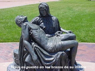 Jesús es puesto en los brazos de su madre 