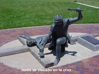 Jesús es clavado en la cruz 