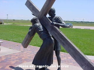Jesús es cargado con la cruz
 