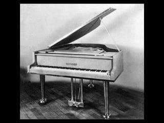 Entre os luxos introduzidos no
Hindenburg, estava um piano Blüthner,
especialmente fabricado em alumínio,
e que pesava apenas 162 Kg. Em
1.937, esse piano foi removido da
aeronave, para aliviar o peso, o que
salvou-o da destruição quando o
Hindenburg se acidentou, em maio.
Entretanto, esse notável instrumento
musical acabou destruído em um
bombardeio, na Segunda Guerra
Mundial.
 