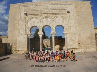 En la fachada de la casa de ya´far
 