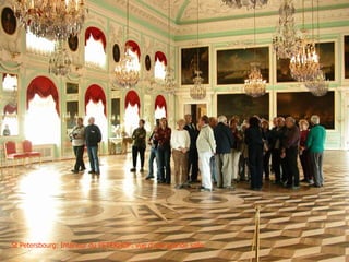 St Petersbourg: Intérieur du PETERHOF: vue d’une grande salle
 