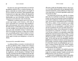 80 Vida en comunidad El día en soledad 81
Por todo esto vemos que la intercesión es un servicio
que debemos cada día a Dios y a nuestros hermanos. Ne-
garnos a interceder por nuestro prójimo sería negarle el
servicio cristiano por excelencia. Vemos igualmente que
la intercesión no es algo vago y difuso, sino algo preciso
y muy concreto. Se trata de orar por unas personas muy
determinadas, por unas dificultades concretas. Cuanto
más precisa sea la intercesión, tanto más fecunda.
Finalmente no podemos ignorar que el acto de inter-
cesión exige tiempo a todo cristiano y, sobre todo, al
pastor responsable de la comunidad. Bien atendida lle-
naría suficientemente toda nuestra meditación diaria.
De todas formas, la intercesión se nos revelará, cada vez
con más claridad, como un don de Dios para todo cris-
tiano, para toda comunidad cristiana. Y puesto que en
ella se nos da algo tan inmenso, es lógico que 10 acepte-
mos con profunda gratitud. Nuestra alegría en el servi-
cio de Dios y de la comunidad se renovará incesante-
mente según el tiempo que dediquemos a orar por los
demás.
Presencia de la comunidad cristiana
La reflexión bíblica, la oración y la intercesión son
el culto que debemos a Dios y donde él nos comunica
su gracia. Por eso debemos acostumbrarnos a señalar
cada día una hora determinada para este ejercicio, 10
mismo que para cualquier otra obligación. No se trata
de «legalismo», sino de disciplina y fidelidad. Para la
mayoría, la primera hora de la mañana será la más ade-
cuada. Tenemos derecho a exigir de los demás que nos
concedan el tiempo y la tranquilidad necesarios para
ello, pese a todas las dificultades externas. Para el pas-
tor es un deber indispensable del que dependerá toda su
actuación ministerial. ¿Cómo podremos ser fieles en las
cosas importantes, si no hemos aprendido a serlo en es-
tas de todos los días?
Son numerosas las horas que, cada día, el cristiano
pasa solo en un ambiente no-cristiano. Así es puesto a
prueba. En estas horas de prueba se pone de manifiesto
el valor de la meditación, el valor de la comunidad cris-
tiana. ¿Ha servido la comunidad para hacer al individuo
libre, fuerte y adulto, o lo ha convertido en un ser débil
y timorato? ¿Lo ha enseñado a caminar solo, o lo ha
convertido en un ser atormentado y vacilante? Este es
uno de los problemas más serios que debe plantearse to-
da comunidad cristiana. Ahí se demostrará si la medita-
ción personal ha conducido al cristiano a un mundo
irreal del que se despierta con sobresaltos cuando debe
afrontar las exigencias prosaicas de su trabajo, o si le ha
conducido al mundo verdadero de Dios, que le permite
afrontar, purificado y fortalecido, los trabajos de la jor-
nada. ¿No ha sido más que una embriaguez espiritual
pasajera que se esfuma al contacto con las duras tareas
de la jornada, o ha hecho arraigar la palabra de Dios en
el corazón del creyente tan profundamente que lo sos-
tiene y fortalece durante todo el día, dando verdadera
eficacia a su trabajo, a su obediencia y a su amor? Los
acontecimientos del día lo dirán.
¿Es para mí una realidad y una ayuda la presencia
invisible de la comunidad cristiana? ¿Me sostienen los
ruegos de los demás creyentes? ¿Siento cerca de mí la
palabra de Dios como un consuelo y una fuerza?
¿O aprovecho la soledad para olvidar la comunidad,
la palabra y la oración? El cristiano debe saber que ro-
 