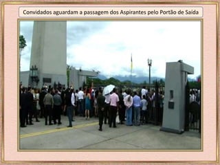 Convidados aguardam a passagem dos Aspirantes pelo Portão de Saída
 