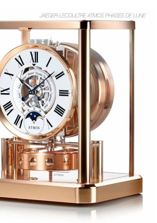 RELOJES CANTO AL 
ESPÍRITU 
CLÁSICO 
El sistema de fases lunares es uno de los más 
precisos de la historia, con un desfase de un 
día cada 3.821 años. 
El tercer modelo de péndu-lo 
de la Grande Maison del 
Valle de Joux es un mode-lo 
clásico con su gabinete 
en oro rosa, de una sorprendente so-briedad 
y con una gran complejidad 
técnica que refleja el arte del univer-so 
relojero que Jaeger-LeCoultre ha 
ido trazando desde hace más de 80 
años. Su precisión es tan elevada, 
que únicamente mostrará un desfase 
en la indicación de las fases lunares 
de un día cada 3.821 años. 
Pero además de hacer gala de una 
gran precisión, este reloj de mesa es 
un ejemplo de la simplicidad de las 
formas para lograr una gran belleza 
en el conjunto, que puede ser de oro 
rosa, pero también con un gabinete 
dorado con oro amarillo o rodiado. 
La indicación del mes aparece en el 
centro de la esfera, sobre un disco 
delicadamente decorado, mientras 
que en una esfera subsidiaria se 
contabilizan las horas y los minutos, 
y el gran protagonista es el indicador 
de las fases de la luna, en una esfera 
independiente a las 6h para lucir en 
todo su esplendor. 
Es un espectáculo ver cómo el vo-lante 
se desplaza con sorprendente 
lentitud, describiendo sólo dos alter-nancias 
por minuto, y va suspendido 
de un hilo de Elinvar –una aleación 
que fue seleccionada por su gran 
resistencia a la deformación en con-diciones 
térmicas normales- para 
asegurar la precisión de marcha. Los 
relojeros de Jaeger-LeCoultre se han 
encargado de regular el mecanis-mo 
de una forma minuciosa durante 
varias semanas y están plenamente 
convencidos de que guían los pri-meros 
pasos de un mecanismo cuya 
longevidad está fuera de lo común. 
Este nuevo gabinete va montado 
sobre un zócalo de cristal que da 
una gran elegancia a un conjunto 
en el que el péndulo es uno de los 
elementos que aportan elegancia a 
la interpretación del tiempo. El mo-vimiento 
casi perpetuo Atmos data 
de 1928 y cuenta las horas, día tras 
día, año tras año, sin pila ni cuer-da. 
Su secreto reside en la cápsula 
herméticamente sellada que se en-cuentra 
en la parte posterior del me-canismo, 
que transforma las varia-ciones 
de la temperatura ambiente 
en energía mecánica. Un grado de 
fluctuación en la temperatura ase-gura 
al mecanismo una autonomía 
de 48 horas, ya que se mueve a una 
velocidad extremadamente lenta. 
Con el objetivo de limitar la pérdi-da 
de energía y el desgaste, el mo-vimiento 
no necesita ninguna lubri-cación 
y su consumo de energía es 
240 veces inferior al de un reloj de 
pulsera. Concretamente, 60 millo-nes 
de péndulos Atmos consumen 
la misma energía que una simple 
bombilla eléctrica de 15 vatios. O 
Ficha técnica 
Gabinete: dorado con oro rosa de 20 quilates, pulido 
Medidas: 200 x 155 x 225 mm 
Movimiento: mecánico Calibre Jaeger-LeCoultre 562 
Funciones: hora, minutos, mes y fase lunar 
Esfera: blanca lacada con números romanos negros 
Agujas: pera lacadas de color azul 
Más información en www.jaeger-lecoultre.com 
22 www.vidapremium.com 
 