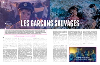 È
difficile recensire un film che ti ha la-
sciato tanto, perché hai sempre il ti-
more di non riuscire a ricambiare – o
meglio, a trasmettere con le parole – quello
ti ha dato. Non è solo un problema di adat-
tamento linguistico di immagini e suoni,
quanto più un concentrato di emozioni e
sensazioni che, quando qualcosa incrina le
giuste corde, fai un po’ fatica a spiegare. So-
prattutto quando c’è così tanto da spiegare.
Ma ci proverò.
Les Garçons Sauvages è un film del 2017 di-
retto da Bertrand Mandico presentato nella
sezione SIC (Settimana Internazionale della
Critica) della 74esima edizione del Festival
del Cinema di Venezia. Liberamente ispira-
to al romanzo di William S. Burroughs, Les
Garçons Sauvages – Un livre des morts, il
film di Mandico (già autore di varie opere –
cortometraggi e mediometraggi – di carat-
tere surrealista) è stato eletto “miglior film
del 2018” dai Cahiers du Cinema, attirando
così l’attenzione dei cinefili.
Ma di cosa parla esattamente? bella doman-
da, intanto, la trama:
All’inizio del XX secolo, sull’isola de La Réun-
ion, cinque adolescenti di buona famiglia,
appassionati di scienze occulte, commetto-
no un feroce crimine. Un capitano olandese
se ne prende carico e li costringe ad una
crociera di rieducazione a bordo di un va-
scello fatiscente e spettrale. Sfiniti dai meto-
di del capitano, i cinque ragazzi pianificano
l’ammutinamento. La loro meta è un’isola
sovrannaturale dalla vegetazione lussureg-
giante che cela un segreto sconvolgente.
C’è tutto in Les Garçons Sauvages. E quan-
do dico tutto, intendo che sono così tanti i
riferimenti, i temi, i registri stilistici e i mo-
menti mindfuck che davvero si fa fatica a
reggere quasi due ore; eppure, quando fini-
sce, si ha la sensazione che sia durato poco,
pochissimo, come un sogno.
Ogni fotogramma meriterebbe di essere stam-
pato e incorniciato, tanta è la cura tecnica – for-
malismo al suo apice – con cui Mandico ha gi-
rato il film, senza dimenticare mai una sostanza
che si sposa ogni secondo con la forma, in un
matrimonio visionario, onirico, impuro, psiche-
delico, quasi malato, ma mai stantìo.
La freschezza e l’innovazione stilistica con
cui la regia di Mandico irrompe e buca lo
schermo rende Les Garçons Sauvages un
film unico, un film che mancava e di cui ave-
vamo bisogno. La sua forza più grande è
senza dubbio quella di essere riuscito a (ri)
proporre riferimenti (di tutte le arti) autoriali,
classici e dogmatici in chiave contempora-
nea, pop, che però non dimentica mai di
omaggiare (in particolare) il cinema verso
cui è debitore, alternando scene meraviglio-
se in bianco e nero a scene colorate, vivide,
che rimandano a un tipo di surrealismo poco
conosciuto (quello che unisce elementi clas-
sici e post-moderni). Da Fassbinder (Quelle
de Brest su tutti) a Kubrick (Arancia Mecca-
nica), da Truffaut a Jean Cocteau, la devo-
zione di Mandico nei confronti del cinema
si respira per tutta la pellicola, elevando il
film al suo massimo splendore; perché se in
superficie Les Garçons Sauvages racconta
una storia di formazione di stampo epico
attraverso i generi e il sesso, appena sotto
la punta dell’iceberg comincia a estendersi
“Volevo realizzare il film che mi perseguitava, il film che volevo vedere; volevo girare una storia che combi-
nasse avventura e surrealismo, isole tropicali e studio, navigazione e tempesta, sesso e metamorfosi… L’ho
girato cercando di abbracciare la fantasia, dando libero sfogo alle mie pulsioni, al mio desiderio di sfumare le
carte dei generi, per realizzare un film d’avventura, epico, romantico, organico, fantastico, erotico…”
Jeremy Gillespie,
Steven Kostanski.
Les Garçons sauvages è un trip a tinte QUEER
AL CINEMA
per chilometri e chilometri un amore visce-
rale verso la Settima Arte, che esplode coin-
volgendo tutti i sensi.
Ogni elemento (filmico e profilmico) tende
allo spettatore, spezzando continuamen-
te l’equilibrio tra realtà e finzione; un vero
e proprio trip attraverso le menti di cinque
giovani ragazzi che si sentono grandi troppo
presto e che solo alla fine capiranno i peri-
coli e i dolori del mondo degli adulti.
In altre parole: quelli de Il Signore delle Mo-
sche che si fanno di acidi insieme a Buñuel
nell’isola di King Kong mentre guardano La
morte corre sul fiume.
A tratti horror, a tratti fantastico, a tratti
drammatico, a tratti grottesco ma sempre
corroso dal fil rouge del surrealismo (al qua-
le Mandico deve la maggior parte dei suoi
riferimenti), Les Garçons Sauvages colpisce
anche per la quantità di elementi queer che
fanno parte della storia e della messa in sce-
na: qui si scorge in particolar modo la luce
del citazionismo a uno dei tanti capolavori di
Fassbinder, Querelle De Brest: la scenogra-
fia ricorda un enorme palcoscenico sospeso
nel limbo di un teatro, dove tutti gli oggetti
(quando non sono espliciti) alludono a parti
dei genitali maschili: dai testicoli commesti-
bili ricoperti di pelo al liquido seminale che
i ragazzi bevono da frutti di forma fallica, il
film è pervaso da un’atmosfera queer che si
riscontra tanto nell’ambiente quanto nella
narratività, e che raggiunge il climax in una
delle scene più belle di tutto il film: l’orgia
senza sesso tra i protagonisti che, drogati e
in estasi, si rotolano nella sabbia tra piume
che scendono dal cielo come coriandoli. Ci
sono sequenze che lasciano senza parole,
vuoi per la maestria con cui sono girate,
vuoi per le luci, vuoi per i dialoghi, vuoi per
la musica, vuoi per la masturbazione cronica
al cervello data da continui stimoli e rigurgiti
visivi che non possono che premiare il lavo-
ro assurdo del regista, in grado di sfornare
una di quelle opere senza tempo da vedere
e rivedere, da amare e consumare con gli
occhi e con la mente. Les Garçons Sauva-
ges è un film che mastica la vita per quel-
lo che (non) è: un tendersi fino a rompersi
nei meandri dell’inconscio; un riconnettersi
con il nostro lato più primitivo e oscuro; un
lasciarsi andare alla crapula, alla lussuria,
ai piaceri della vita che passano attraverso
qualsiasi forma di male (violenza); un crollare
in un sogno lucido e non volersi risvegliare.
Con questo film Mandico ci regala una bel-
lissima e suggestiva storia di formazione, ma
non solo: c’è soprattutto l’amore, a fare da
padrone al film.
Quello tra un uomo e il cinema.
HORROR, FANTASTICO,
DRAMMATICO, GROTTESCO
LESGARCONSSAUVAGES
Dal 02.12.18
 