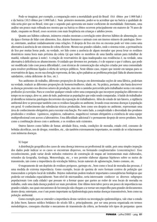 FUNASA - julho/2002 - pág. 81
Pode-se imaginar, por exemplo, a comparação entre a mortalidade geral do Brasil (8,6 óbitos por 1.000 hab.)
e da Suécia (10,5 óbitos por 1.000 hab.). Num primeiro momento, poder-se-ia acreditar que na Suécia a qualidade de
vida seria pior que no Brasil, visto que o segundo país apresenta um maior coeficiente de mortalidade. Entretanto, uma
análise um pouco mais refinada nos mostra que na Suécia os óbitos ocorrem principalmente em maiores de 70 anos de
idade, enquanto no Brasil, esses ocorrem com mais freqüência em crianças e adultos jovens.
Quanto aos hábitos culturais, inúmeros estudos mostram a correlação entre diversos hábitos de alimentação, uso
da água e formas de lidar com alimentos, lixo, dejetos humanos e animais com um imenso número de patologias. Deve-
se, entretanto, analisar cuidadosamente estas relações. O despejo de lixo em rios ou encostas pode ser visto como uma
alternativa à ausência de um sistema de coleta eficiente. Mesmo nas grandes cidades, onde o sistema existe, a permanência
de lixo por muitas horas pode, na verdade, ser lido como a ausência de algum morador que possa levar os resíduos
domésticos numa hora mais próxima da coleta (já que todos os membros de uma família saíram para trabalhar de
manhã, voltando apenas à noite). A criação de reservatórios de água inadequados nas residências é, na verdade, uma
alternativa à deficiência no abastecimento. O cuidado que devemos ter, portanto, é o de separar o que é cultura, que pode
ser modificada (não com pouca dificuldade), com técnicas de comunicação das soluções criadas por uma comunidade
para resolver problemas ligados à oferta de serviços públicos. Neste último caso, repare que insistir em tampas para os
reservatórios de água, ou em sua cloração representa, de fato, ações paliativas ao problema principal (falta de abastecimento
satisfatório, coleta deficiente de lixo, etc.).
Nos ambientes de trabalho, diferentes proporções de doenças em determinadas seções de uma fábrica, poderiam
na verdade, traduzir as diferentes proporções de homens/mulheres, idade, etc. Na prática, portanto, não basta descrever
as doenças presentes nos diversos setores de produção, mas sim o caminho percorrido pelo trabalhador nesta e em outras
profissões já exercidas. Para se concluir qualquer estudo sobre uma comparação que incorpore populações diferentes no
tempo ou no espaço, deve-se, antes de tudo, padronizar as populações que estão sendo comparadas. A Saúde do trabalhador
já identificou inúmeras patologias decorrentes da exposição de trabalhadores. Além do estudo de tais fatores, a vigilância
ambiental deve se preocupar também com os resíduos lançados no ambiente, levando essas mesmas doenças à população
em geral. O conhecimento das substâncias tóxicas produzidas, bem como seu despejo no ambiente, representam uma
área de conhecimento obrigatório para executar esta função. Por outro lado, a complexidade e diversidade dos produtos
produzidos e resíduos (químicos, orgânicos, radioativos, magnéticos) tornam obrigatório a existência de uma equipe
multiprofissional com acesso a laboratórios. Uma dificuldade adicional é o permanente despejo de novos produtos, bem
como a combinação desses com o ambiente, e os resíduos nele existentes.
Outros fatores como hábito de fumar, atividade física, renda, condições de moradia, estado civil, consumo de
bebidas alcoólicas, uso de drogas, remédios, etc., são também extremamente importantes, no sentido de se relacionarem
com inúmeras doenças.
b) Lugar
A distribuição geográfica dos casos de uma doença interessa ao profissional de saúde, pois uma simples inspeção
dos dados pode indicar se os casos se encontram dispersos, ou formando conglomerados (concentrações). Esse
reconhecimento, pode variar desde métodos rotineiros de construção de mapas até instrumentais mais elaborados,
oriundos da Geografia, Geologia, Meteorologia, etc., e nos permite elaborar algumas hipóteses sobre os meios de
transmissão, tais como a importância da veiculação hídrica, locais naturais de aglomeração, fontes comuns, etc.
O mapeamento de um depósito de resíduos perigosos, garimpo etc., bem como o local de moradia das pessoas, é
uma medida de extrema importância. Como exemplo, locais de queima de ouro formam centros de poluição que
transcendem o próprio local de trabalho. Dejetos industriais podem traduzir importantes conseqüências biológicas que
poderão ser estudadas espacialmente. Num nível de microanálise, seria interessante conhecer os diversos subgrupos
populacionais (em cada cidade) que possam vir a formar quase que guetos ao redor de seus locais de moradia ou
trabalho, onde uma dada doença poderá ser mais prevalente. Este último item talvez perca um pouco de importância nas
grandes cidades, nas quais mecanismos de locomoção não chegam a se tornar um empecilho para grandes deslocamentos
dentro desta; entretanto, esse é um ponto importante na Epidemiologia para muitas doenças transmissíveis, bem como na
poluição ambiental.
Como exemplo para se entender a importância destas variáveis na investigação epidemiológica, vale citar o estudo
de John Snow, famoso médico britânico do século XIX e, principalmente, por ser uma pessoa organizada em termos
metodológicos, conseguiu elucidar o mecanismo de transmissão da cólera, ao formular três tipos de perguntas: quem
 