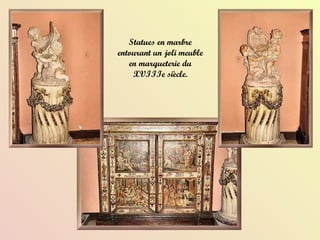 Statues en marbre entourant un joli meuble en marqueterie du XVIIIe siècle. 