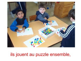ils jouent au puzzle ensemble,
 