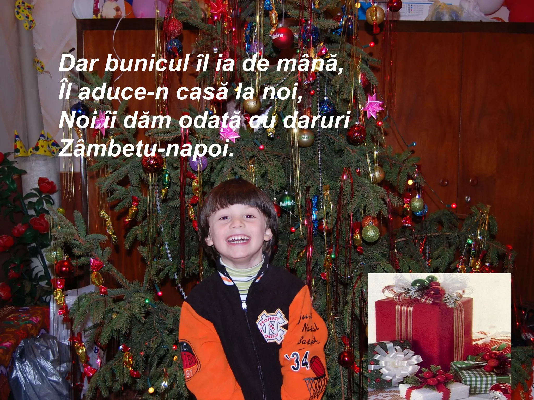 Dar bunicul îl ia de mână, Îl aduce-n casă la noi, Noi îi dăm odată cu daruri Zâmbetu-napoi. 