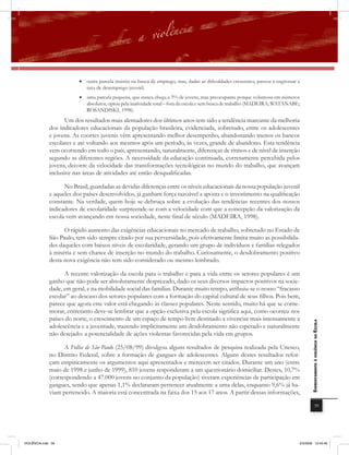 • outra parcela insistiu na busca de emprego, mas, dadas as dificuldades crescentes, passou a engrossar a
                            taxa de desemprego juvenil;
                          • uma parcela pequena, que nunca chega a 3% de jovens, mas preocupante porque volumosa em números
                            absolutos, optou pela inatividade total – fora da escola e sem busca de trabalho (MADEIRA; WATANABE;
                            ROSANDISKI, 1998).
                     Um dos resultados mais alentadores dos últimos anos tem sido a tendência marcante da melhoria
              dos indicadores educacionais da população brasileira, evidenciada, sobretudo, entre os adolescentes
              e jovens. As coortes juvenis vêm apresentando melhor desempenho, abandonando menos os bancos
              escolares e até voltando aos mesmos após um período, às vezes, grande de abandono. Esta tendência
              vem ocorrendo em todo o país, apresentando, naturalmente, diferenças de ritmos e de nível de inserção
              segundo as diferentes regiões. A necessidade da educação continuada, corretamente percebida pelos
              jovens, decorre da velocidade das transformações tecnológicas no mundo do trabalho, que avançam
              inclusive nas áreas de atividades até então desqualificadas.

                    No Brasil, guardadas as devidas diferenças entre os níveis educacionais da nossa população juvenil
              e aqueles dos países desenvolvidos, já ganham força razoável a aposta e o investimento na qualificação
              constante. Na verdade, quem hoje se debruça sobre a evolução das tendências recentes dos nossos
              indicadores de escolaridade surpreende-se com a velocidade com que a concepção da valorização da
              escola vem avançando em nossa sociedade, neste final de século (MADEIRA, 1998).

                    O rápido aumento das exigências educacionais no mercado de trabalho, sobretudo no Estado de
              São Paulo, tem sido sempre citado por sua perversidade, pois efetivamente limita muito as possibilida-
              des daqueles com baixos níveis de escolaridade, gerando um grupo de indivíduos e famílias relegados
              à miséria e sem chance de inserção no mundo do trabalho. Curiosamente, o desdobramento positivo
              desta nova exigência não tem sido considerado ou mesmo lembrado.

                    A recente valorização da escola para o trabalho e para a vida entre os setores populares é um
              ganho que não pode ser absolutamente desprezado, dado os seus diversos impactos positivos na socie-
              dade, em geral, e na mobilidade social das famílias. Durante muito tempo, atribuiu-se o nosso “fracasso
              escolar” ao descaso dos setores populares com a formação do capital cultural de seus filhos. Pois bem,
              parece que agora este valor está chegando às classes populares. Neste sentido, muito há que se come-
              morar, entretanto deve-se lembrar que a opção exclusiva pela escola significa aqui, como ocorreu nos
              países do norte, o crescimento de um espaço de tempo livre destinado a vivenciar mais intensamente a
                                                                                                                                         EnfrEntamEnto à violência na Escola

              adolescência e a juventude, trazendo implicitamente um desdobramento não esperado e naturalmente
              não desejado: a potencialidade de ações violentas favorecidas pela vida em grupos.

                    A Folha de São Paulo (25/08/99) divulgou alguns resultados de pesquisa realizada pela Unesco,
              no Distrito Federal, sobre a formação de gangues de adolescentes. Alguns destes resultados refor-
              çam empiricamente os argumentos aqui apresentados e merecem ser citados. Durante um ano (entre
              maio de 1998 e junho de 1999), 810 jovens responderam a um questionário domiciliar. Destes, 10,7%
              (correspondendo a 47.000 jovens no conjunto da população) tiveram experiências de participação em
              gangues, sendo que apenas 1,1% declararam pertencer atualmente a uma delas, enquanto 9,6% já ha-
              viam pertencido. A maioria está concentrada na faixa dos 15 aos 17 anos. A partir dessas informações,

                                                                                                                                                     39




VIOLÊNCIA.indb 39                                                                                                                 2/3/2009 12:43:46
 