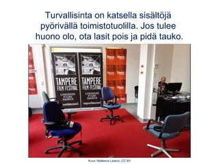 Turvallisinta on katsella sisältöjä
pyörivällä toimistotuolilla. Jos tulee
huono olo, ota lasit pois ja pidä tauko.
Kuva: Matleena Laakso, CC BY
 