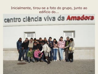 Inicialmente, tirou-se a foto do grupo, junto ao edifício do... 