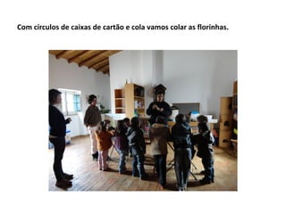 Com círculos de caixas de cartão e cola vamos colar as florinhas.
 