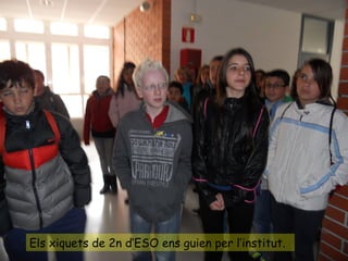 Els xiquets de 2n d’ESO ens guien per l’institut.
 