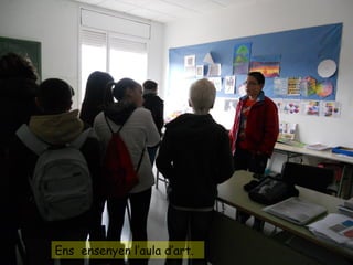 Ens ensenyen l’aula d’art.
 