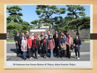 Di halaman luar Istana Kaisar di Tokyo, dekat Stasiun Tokyo
 
