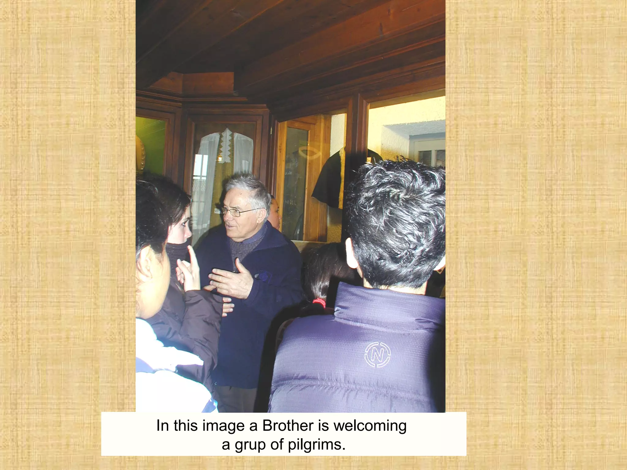 In this image a Brother is welcoming
a grup of pilgrims.
 