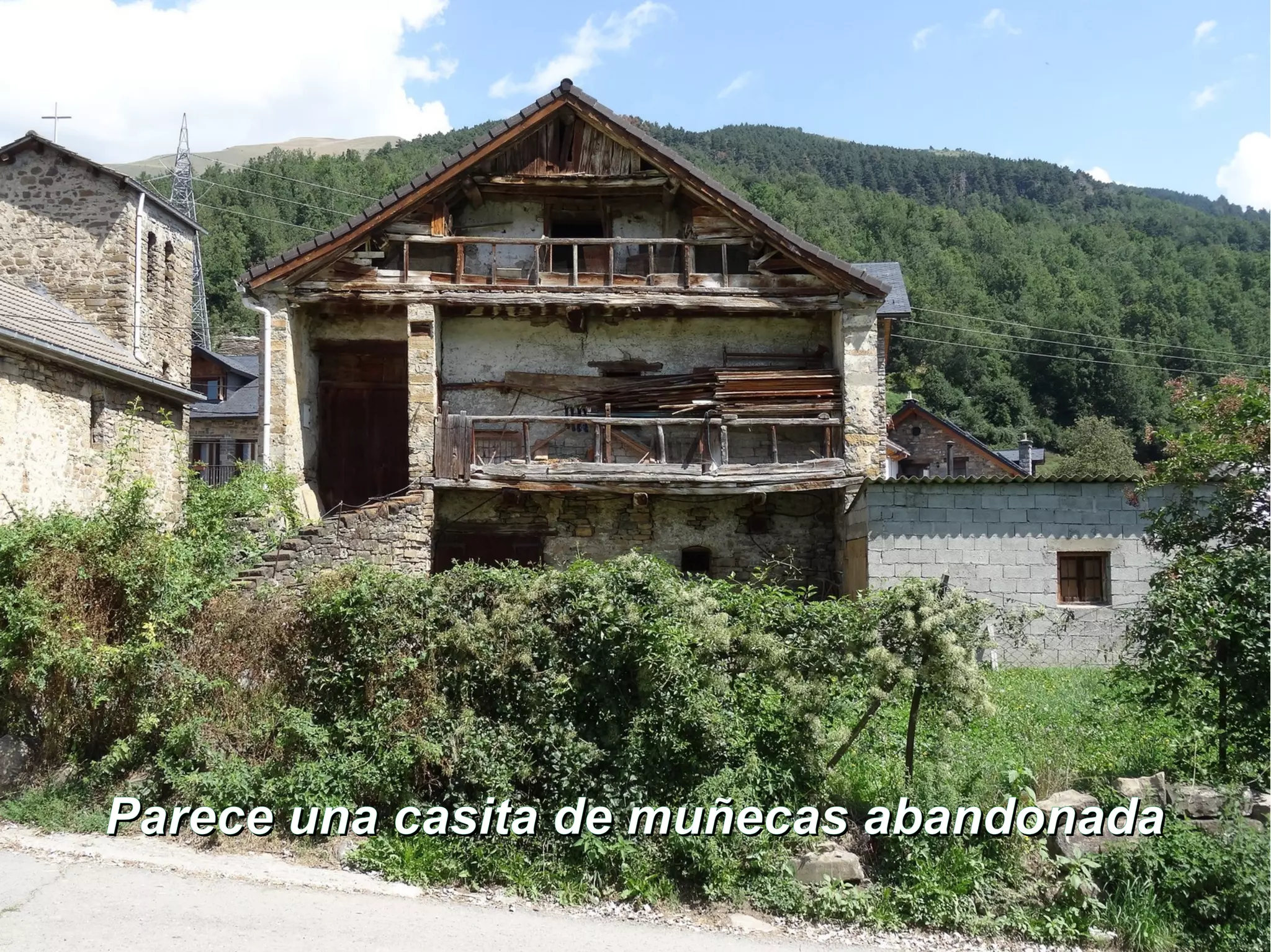 Parece una casita de muñecas abandonadaParece una casita de muñecas abandonada