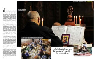 RANDONNÉE EN TERRE SAINTE VOYAGER
des mois plus tard, sur mon cana­
pé, les jambes confortablement
surélevées, j’essaie de me remé­
morer l’itinéraire parcouru. Ces mêmes
pieds m’ont emmenée à travers la Cisjor­
danie durant dix jours, au cours d’une
randonnée d’environ 130 kilomètres. Le
souvenir du premier soir me revient alors
à l’esprit. Etirant les jambes, j’avais mis
les pieds sur une chaise de plastique
blanc. Ils étaient douloureux là où mes
chaussures avaient exercé une pression.
C’était à Zabadeh, un village au nord du
pays. Je regardais mes compagnons de
randonnée, assis eux aussi sur des chaises
de plastique blanc. Je craignais de devoir
déclarer forfait, et pourtant je faisais par­
tie des plus jeunes de la troupe. Ou pire,
j’avais peur que l’âne Kasimir, qui trans­
portait nos réserves d’eau, n’ait à succom­
ber sous mon poids. Notre premier hôte
était un prêtre orthodoxe, et c’était une
bonne chose. Chez lui, pas d’interdiction
de boire de l’alcool. La bière bien fraîche
a suffi à balayer mes doutes naissants.
Jamais auparavant une bière ne m’avait
paru aussi bonne. Au cours de ce périple,
j’allais encore réaliser à moult reprises
que la randonnée renforce la perception.
J’avais toutefois déjà le pressentiment que
les soirées, avec leur lumière dorée, la
poussière accrochée aux chaussures et
cette lassitude contre laquelle on ne doit
plus lutter, seraient mes moments préfé­
rés. Bien que le matin, avec sa clar­té et sa
fraîcheur, son apparente inté­gri­té, repré­
sentait une concurrence sérieuse.
Mais commençons par le commen­
cement. Le voyagiste proposait cette ran­
donnée sous le titre «A travers la Terre
Sainte par d’anciens sentiers de bergers».
En principe, en lisant ça, on pense à
Israël. Et on se retrouve tout à coup dans
une région que l’on connaît uniquement
par le téléjournal. Sur l’écran, elle est
représentée par une zone hachurée sur
une carte. Nous sommes en Cisjordanie.
Ou en Palestine, pour appeler ce pays du
nom que lui donnent ses habitants. Au
cœur d’un conflit qui l’a maintenu à l’état
d’otage depuis des générations. L’idée
Un moine orthodoxe se
recueille au milieu de la
foule de pélerins.
Boire du thé et attendre… la lenteur est de mise.
Un repas est servi à notre groupe de randonneurs suisses, qui logera
plusieurs fois chez l’habitant. Une expérience culinaire et humaine.
“ J ‚ allais réaliser que
la randonnée renforce
la perception. ”
50 Vivai 2017
 